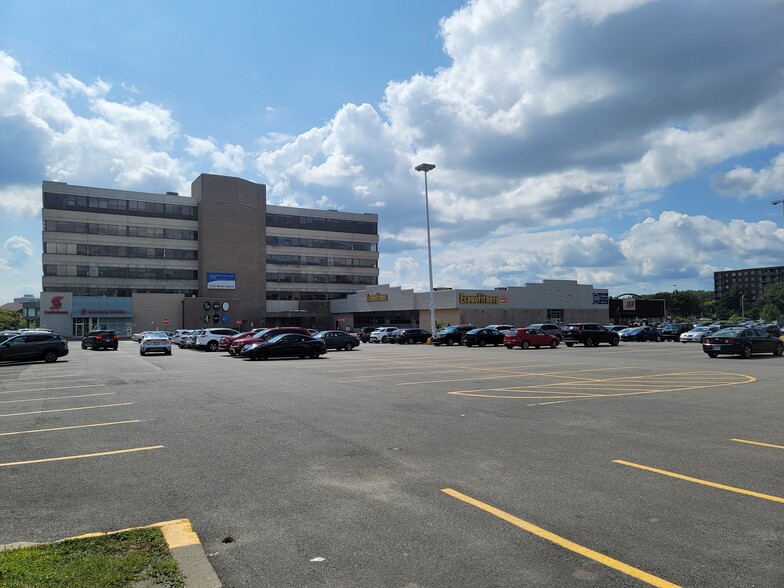 5800 Boul Cavendish, Cote-St-Luc, QC à louer - Photo de l’immeuble – Image 1 sur 18