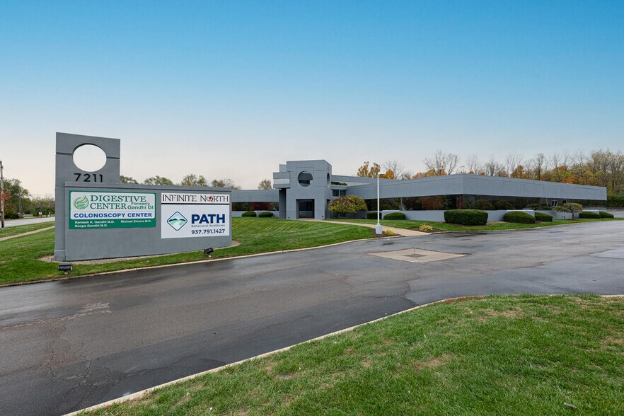 7211 N Main St, Dayton, OH à louer - Photo de l’immeuble – Image 3 sur 11