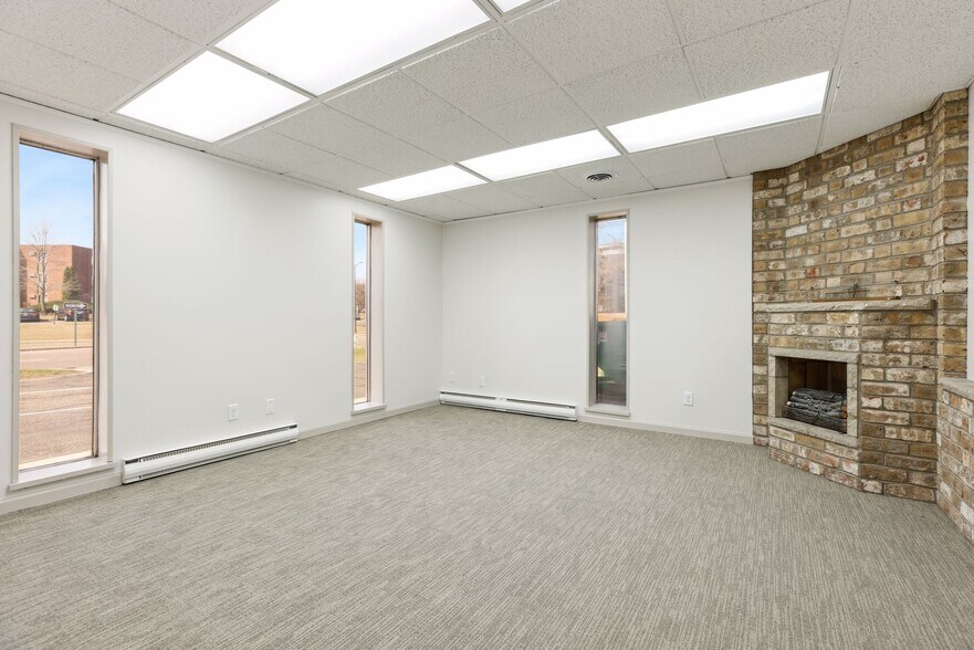 295 Marie Ave E, West Saint Paul, MN à vendre - Photo de l’immeuble – Image 2 sur 22