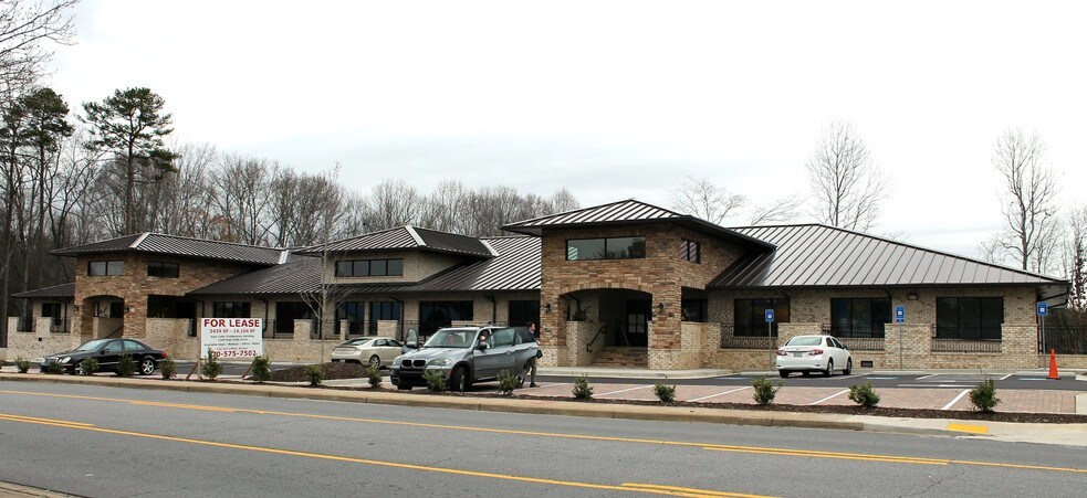 1314 E Cobb Dr, Marietta, GA à louer - Photo de l’immeuble – Image 2 sur 35