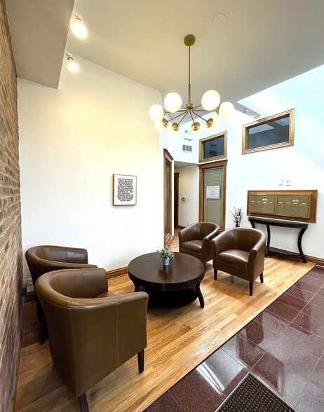 613 W Briar Pl, Chicago, IL à louer - Photo de l’immeuble – Image 2 sur 5
