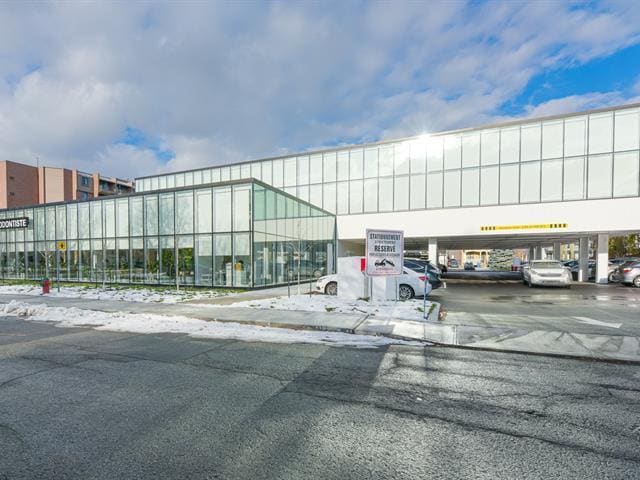 520 St Saint-Charles O, Longueuil, QC à louer Photo de l’immeuble– Image 1 sur 3