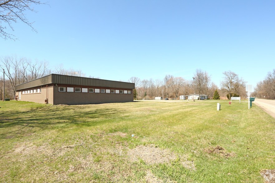 19130 Sumpter Rd, Belleville, MI à louer - Photo de l’immeuble – Image 3 sur 4