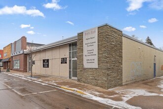 320 S Knowles Ave, New Richmond, WI à louer Photo de l’immeuble– Image 2 sur 15