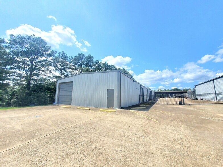 512 Bryant Rd, Conroe, TX à louer - Photo de l’immeuble – Image 1 sur 19