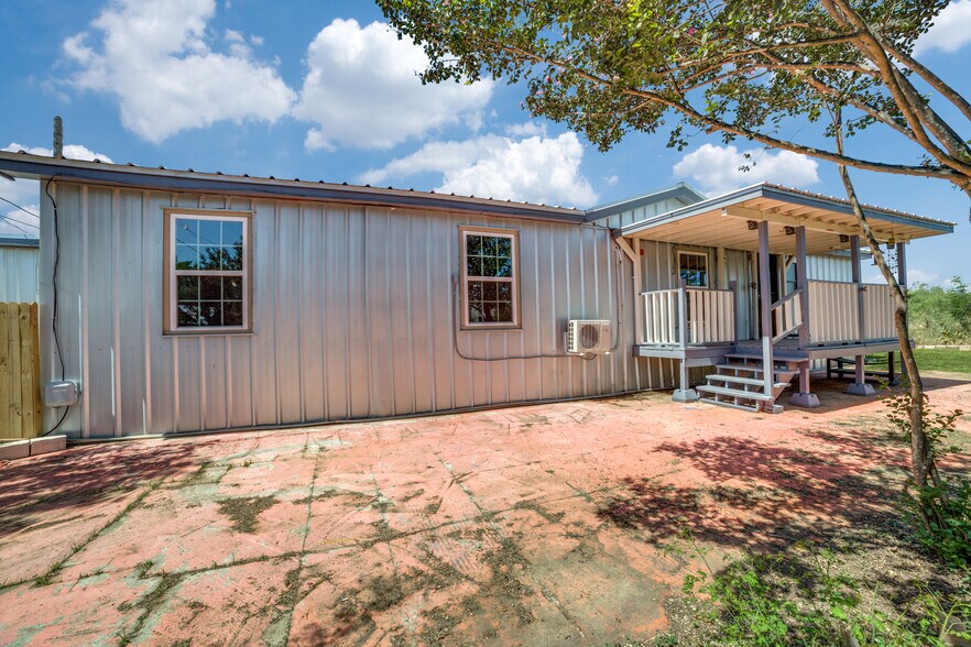 8325 FM 327, Elmendorf, TX à vendre - Photo de l’immeuble – Image 3 sur 23