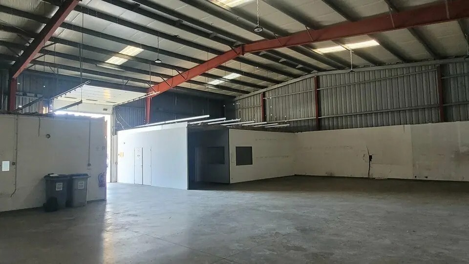 Local d’activités dans Barentin à louer - Photo de l’immeuble – Image 2 sur 5