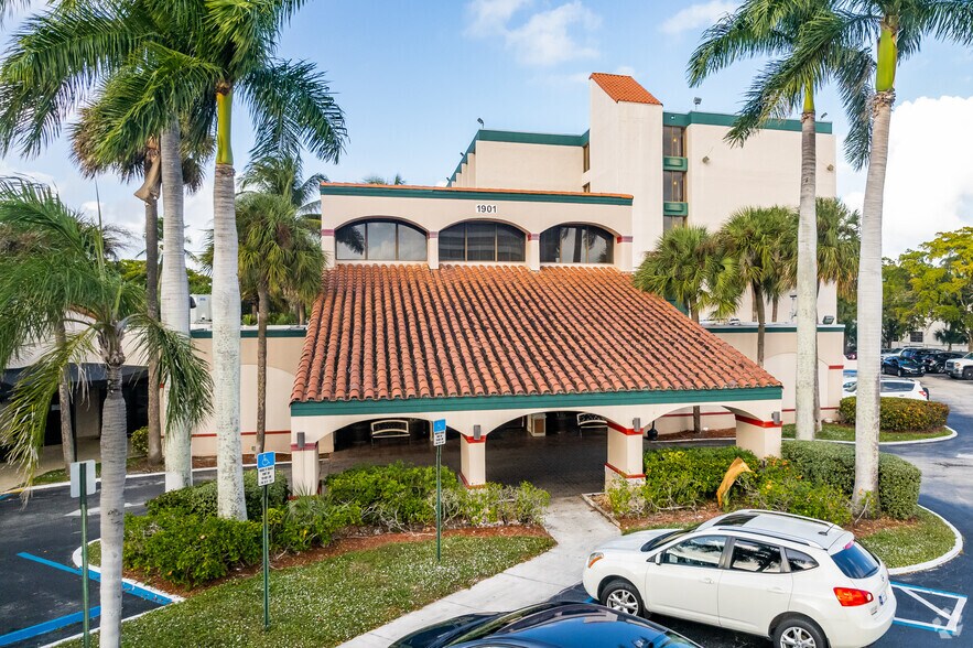 1901 Palm Beach Lakes Blvd, West Palm Beach, FL à louer - Photo de l’immeuble – Image 2 sur 4
