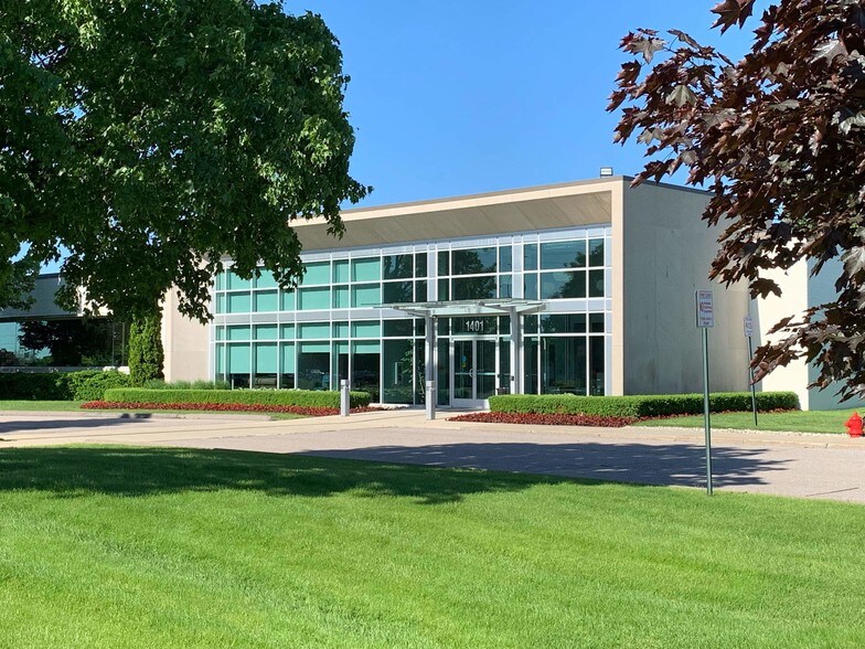 1401 Crooks Rd, Troy, MI à vendre - Photo de l’immeuble – Image 3 sur 3