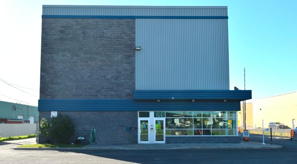100 Ch Du Tremblay, Boucherville, QC à vendre Photo de l’immeuble– Image 1 sur 2