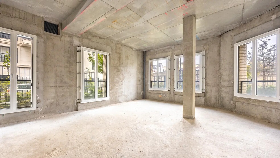 Bureau dans Saint-Ouen-sur-Seine à vendre - Photo de l’immeuble – Image 1 sur 13