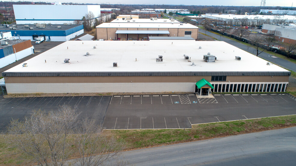677 Dunksferry Rd, Bensalem, PA à louer - Photo de l’immeuble – Image 1 sur 3