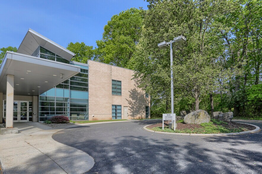 880 Century Dr, Mechanicsburg, PA à vendre - Photo de l’immeuble – Image 2 sur 10