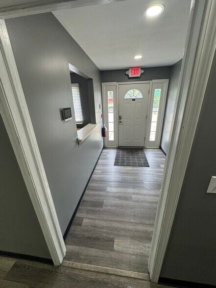 5505 S Sheldon Rd, Canton, MI à louer - Photo de l’immeuble – Image 3 sur 17