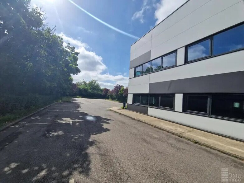 Industriel/Logistique dans Montigny-le-Bretonneux à louer - Photo de l’immeuble – Image 3 sur 17