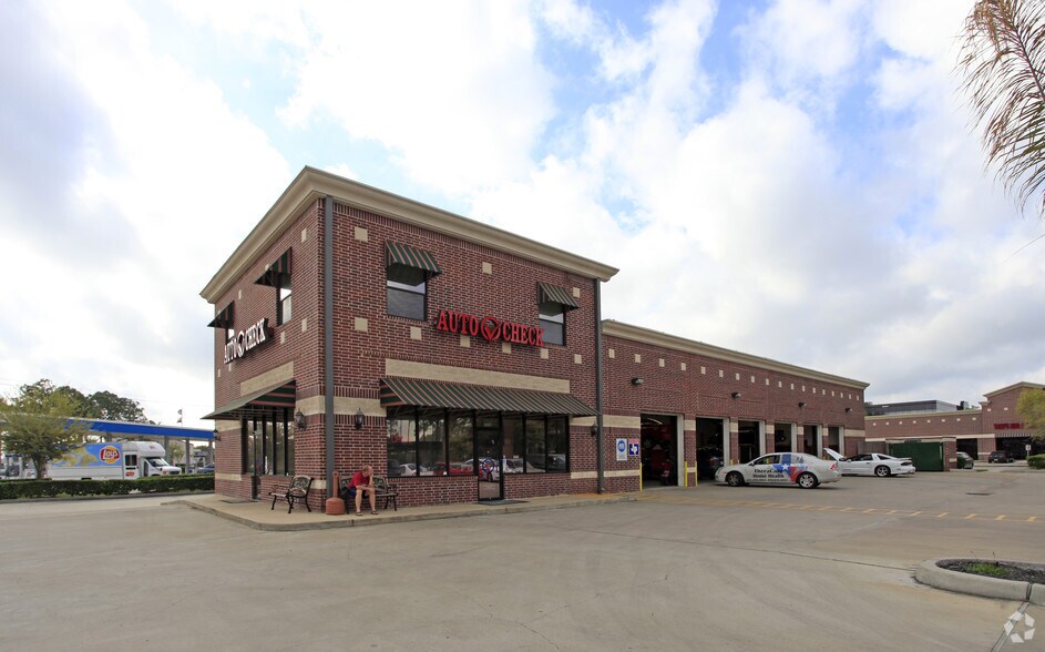 17050 Saturn Ln, Houston, TX à louer - Photo principale – Image 3 sur 8