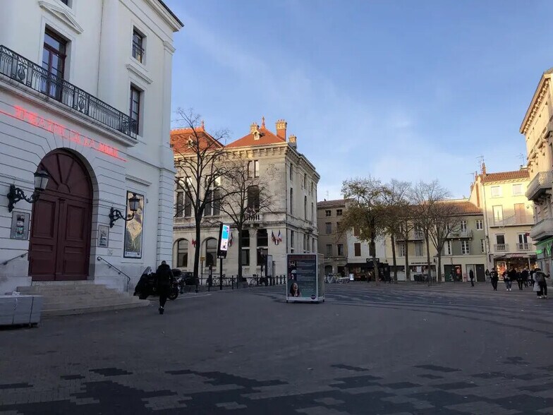 Local commercial dans Valence à louer - Photo de l’immeuble – Image 1 sur 2