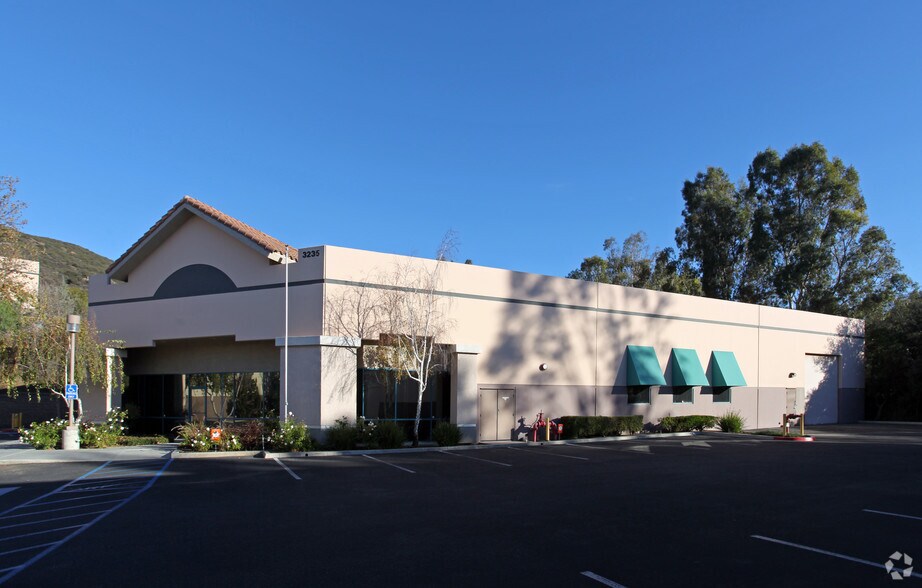 3241 Grande Vista Dr, Newbury Park, CA à vendre - Photo de l’immeuble – Image 3 sur 4