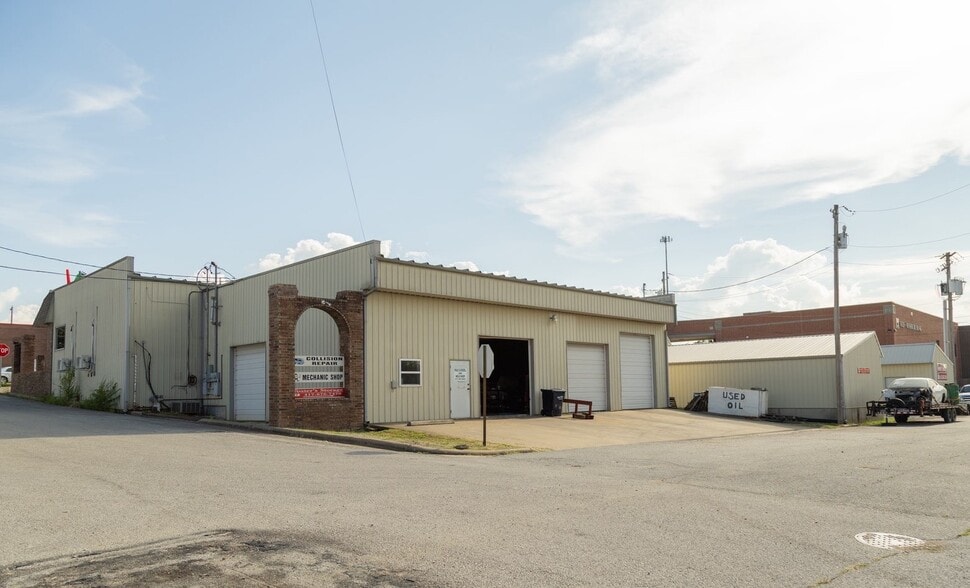 118 E Davis St, Stockton, MO à vendre - Photo principale – Image 1 sur 15