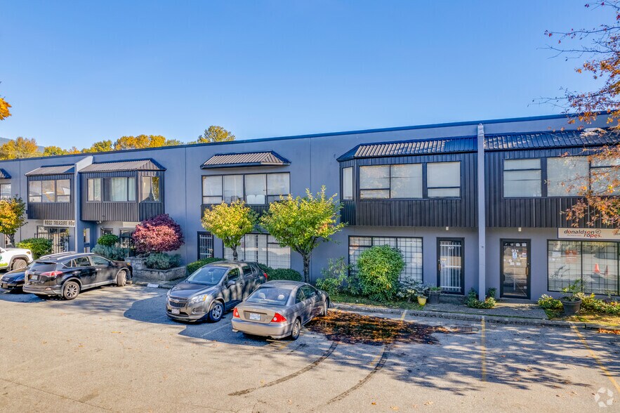817-831 W 1st St, North Vancouver, BC à vendre - Photo de l’immeuble – Image 2 sur 4