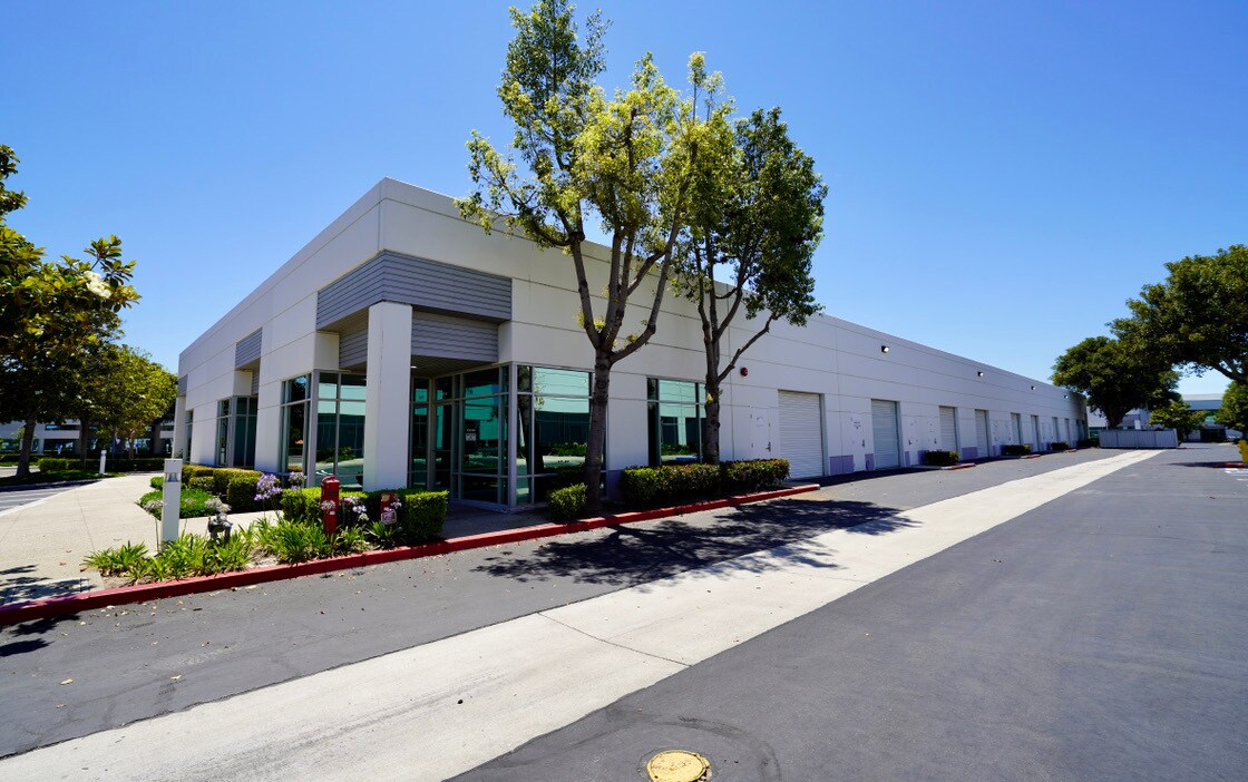 184 Technology Dr, Irvine, CA à louer Photo principale– Image 1 sur 6