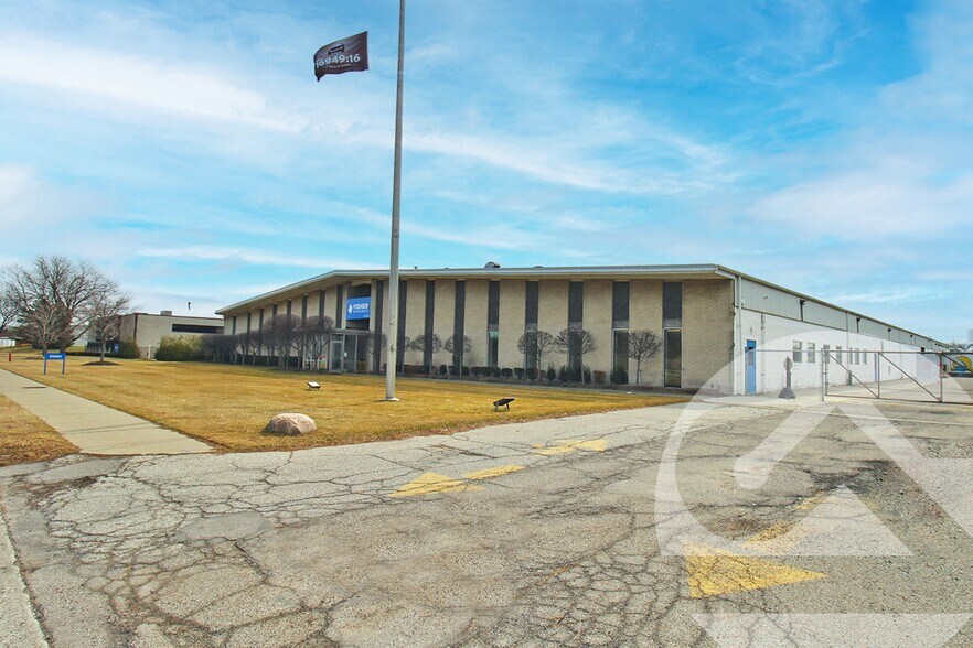 33200 Fisher Dr, Saint Clair Shores, MI à vendre - Photo de l’immeuble – Image 1 sur 1