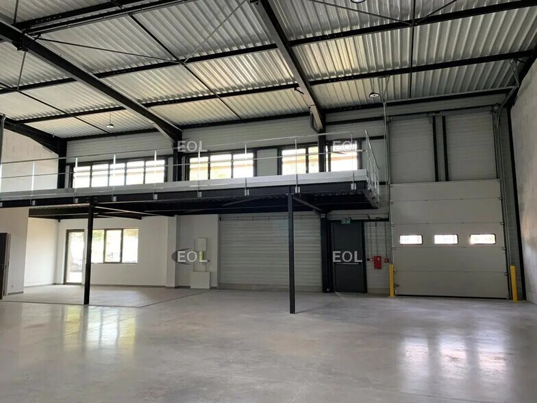 Local d'activités dans Signes à vendre - Photo de l’immeuble – Image 3 sur 4