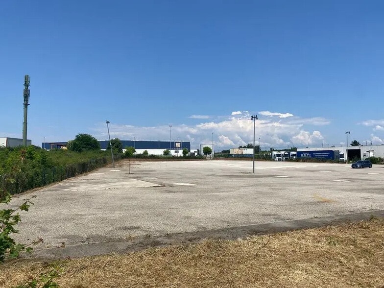 2 Avenue D'Amsterdam, Saint-Laurent-de-Mure à vendre - Photo de l’immeuble – Image 3 sur 5