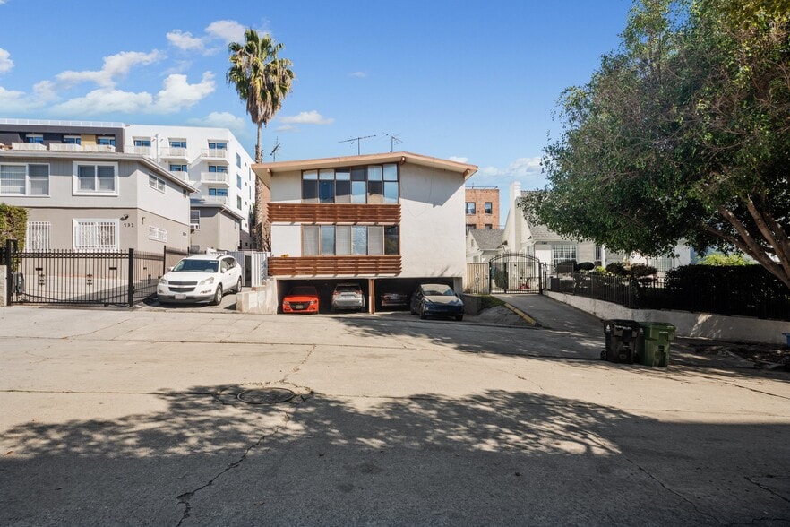 736 S Gramercy Dr, Los Angeles, CA à vendre - Photo de l’immeuble – Image 2 sur 16