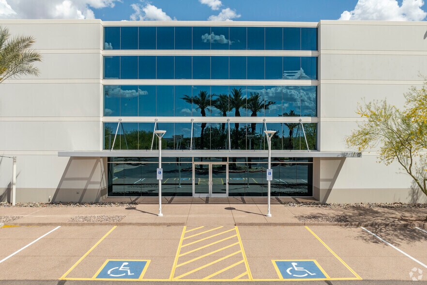 4500 E Cotton Center Blvd, Phoenix, AZ à louer - Photo de l’immeuble – Image 2 sur 6