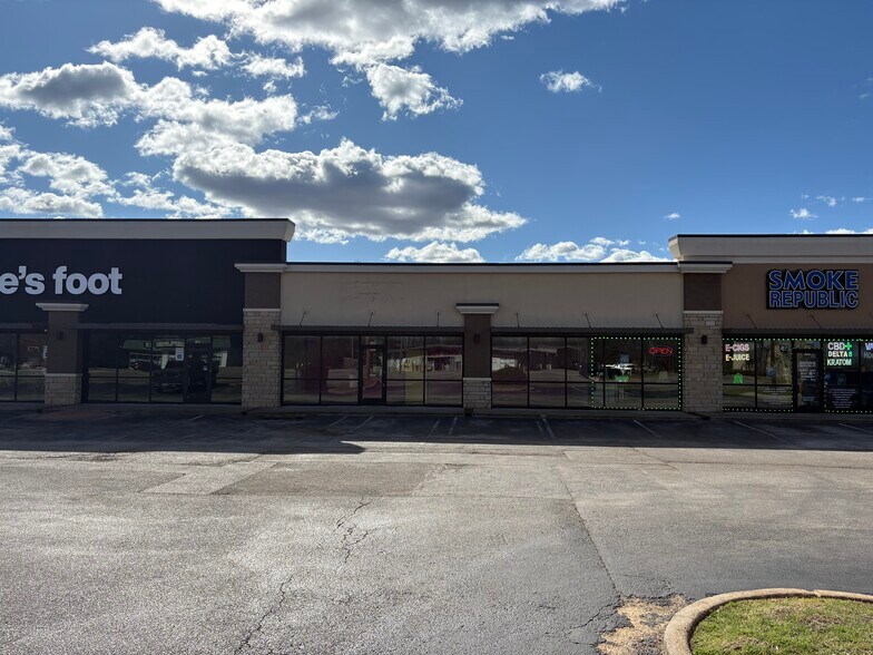 2106 W Gentry Pky, Tyler, TX à louer - Photo de l’immeuble – Image 2 sur 5