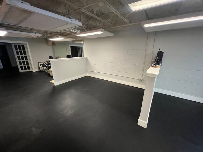 24 E Andrews Dr NW, Atlanta, GA à louer - Photo de l’immeuble – Image 3 sur 9