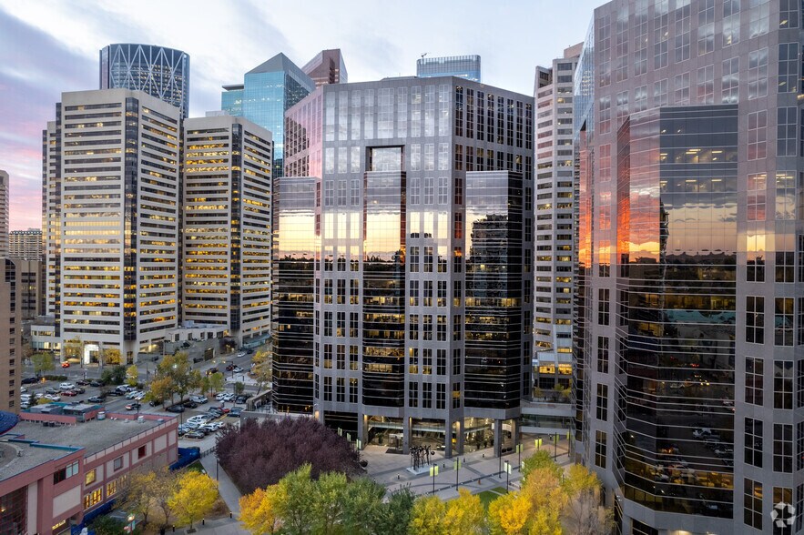 222 3rd Ave SW, Calgary, AB à louer - Photo de l’immeuble – Image 1 sur 7