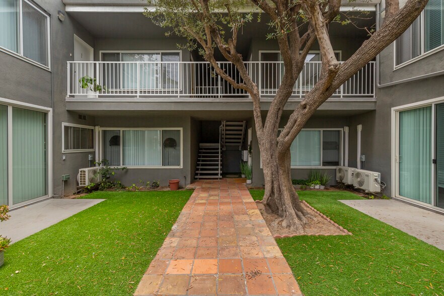 7758 W 91st St, Playa del Rey, CA à vendre - Photo de l’immeuble – Image 3 sur 15