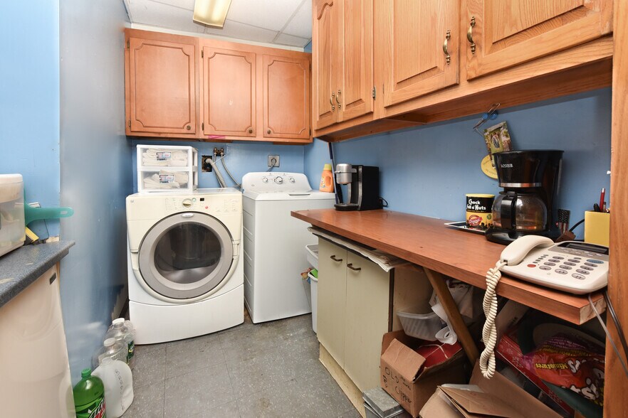 4143 Main St, Bridgeport, CT à vendre - Photo intérieure – Image 2 sur 34