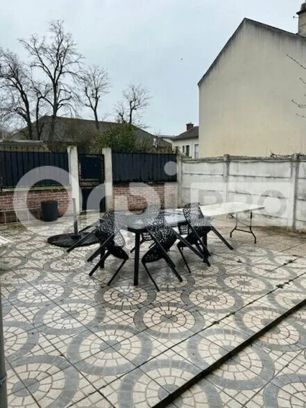 Local commercial dans Mareuil-lès-Meaux à louer - Photo de l’immeuble – Image 2 sur 3