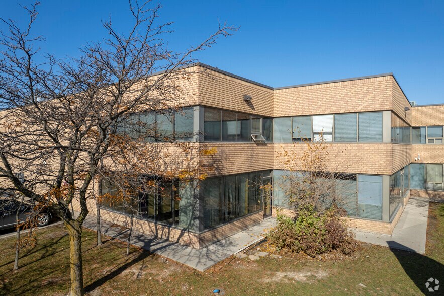 94 Kenhar Dr, Toronto, ON à vendre - Photo de l’immeuble – Image 2 sur 7