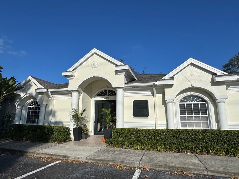 15429 N Florida Ave, Tampa, FL à louer - Photo de l’immeuble – Image 1 sur 25