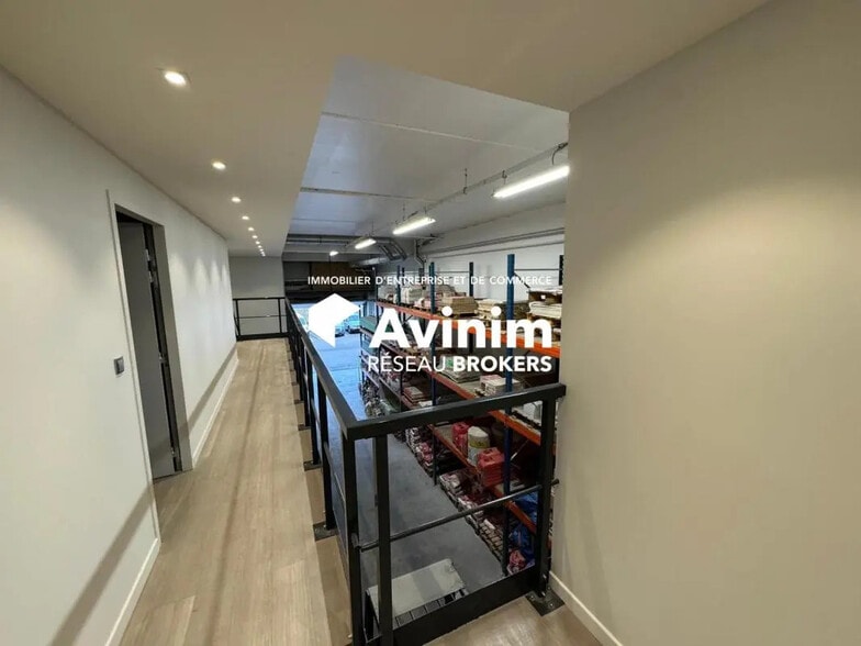 Local d'activités dans Brignais à vendre - Photo de l’immeuble – Image 3 sur 24