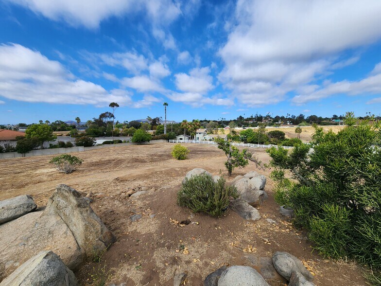 1060 Crest View Rd, Vista, CA à vendre - Photo de l’immeuble – Image 3 sur 21