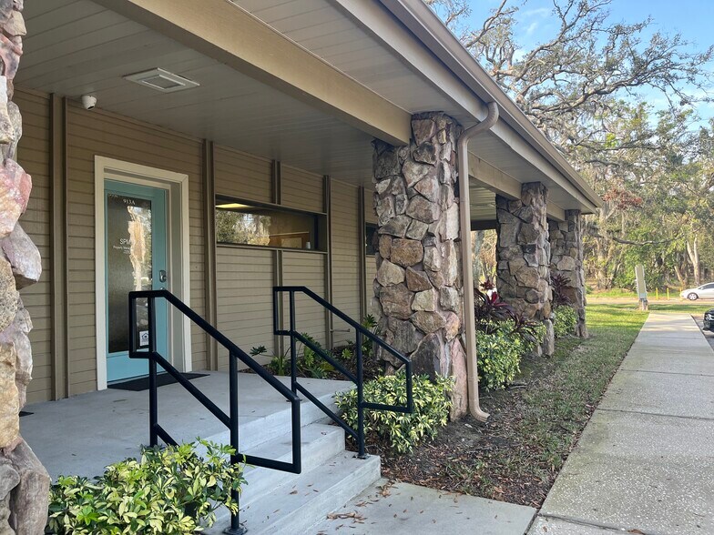 911-917 S Parsons Ave, Brandon, FL à louer - Photo de l’immeuble – Image 2 sur 18