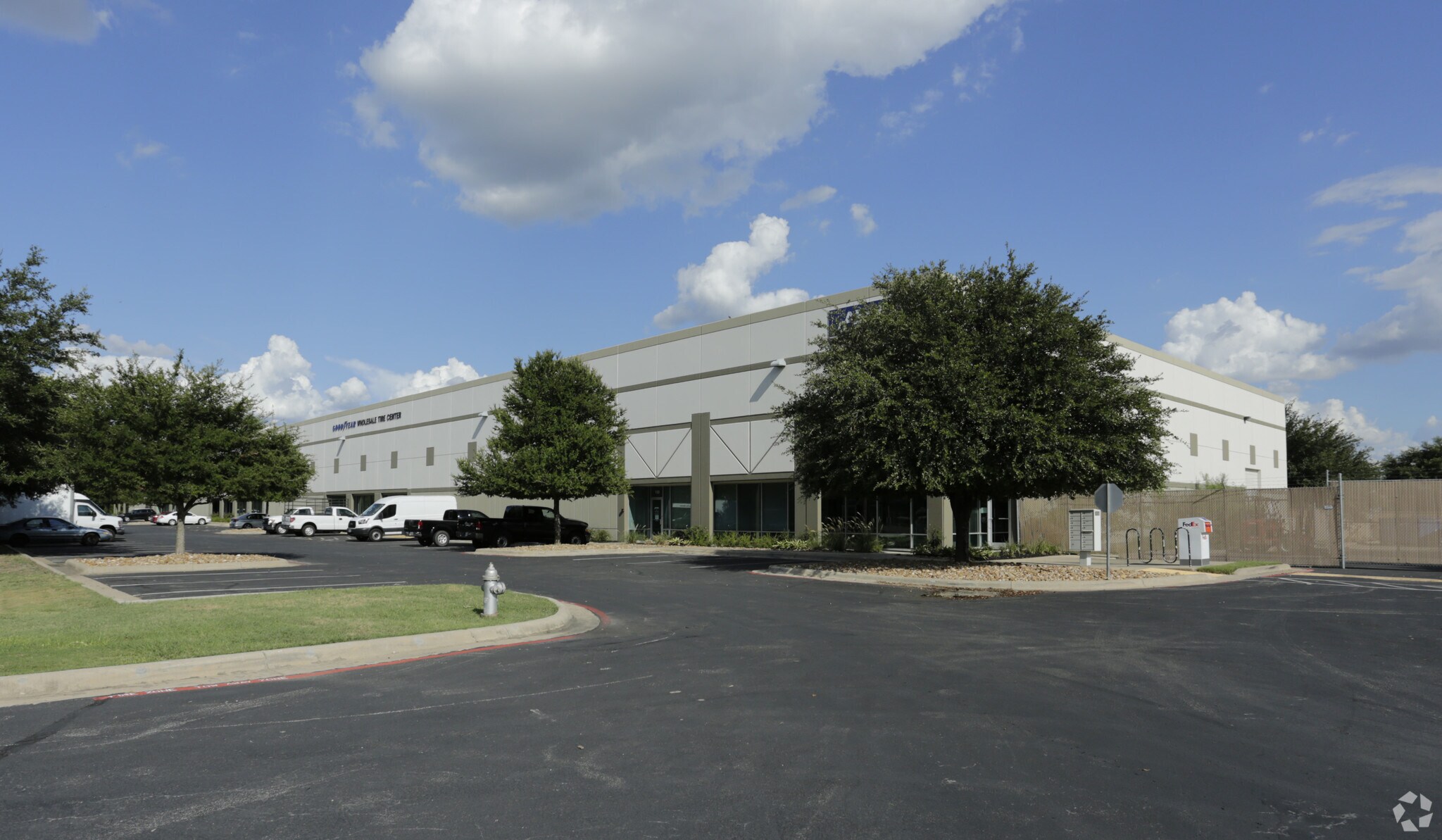 8291 Springdale Rd, Austin, TX à louer Photo principale– Image 1 sur 9