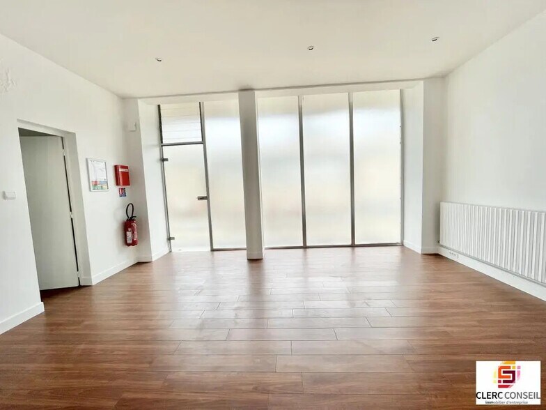 Local commercial dans Petit-Couronne à louer - Photo intérieure – Image 2 sur 9