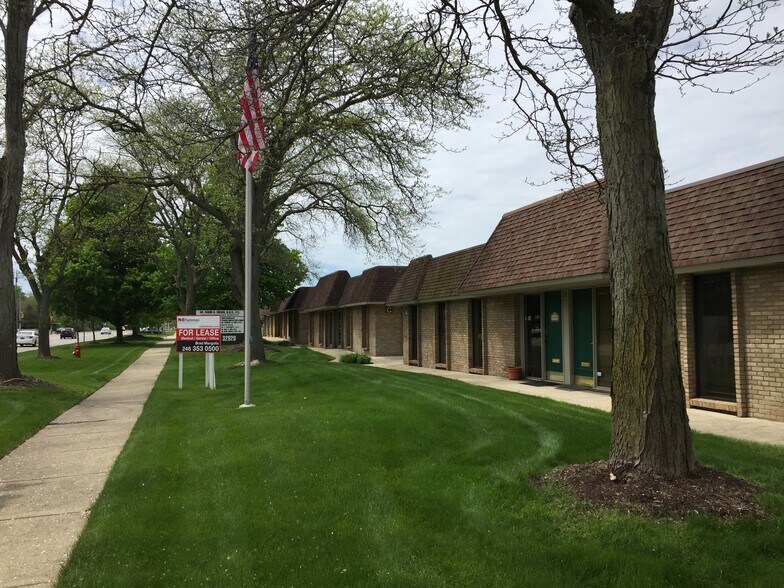 32910 W 13 Mile Rd, Farmington Hills, MI à vendre - Photo principale – Image 1 sur 26