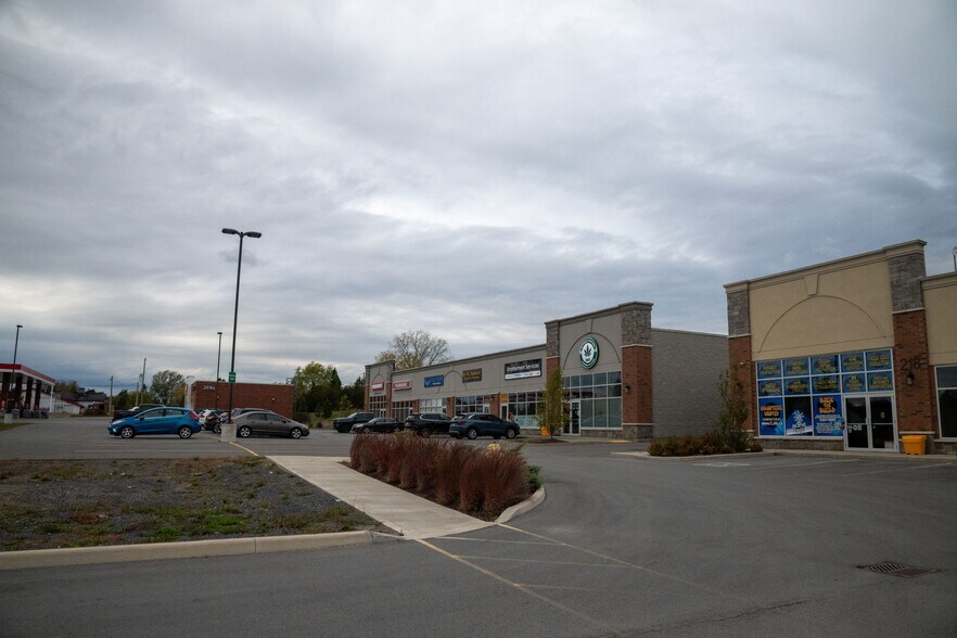 216 Main St, Loyalist, ON à louer - Autre – Image 3 sur 14