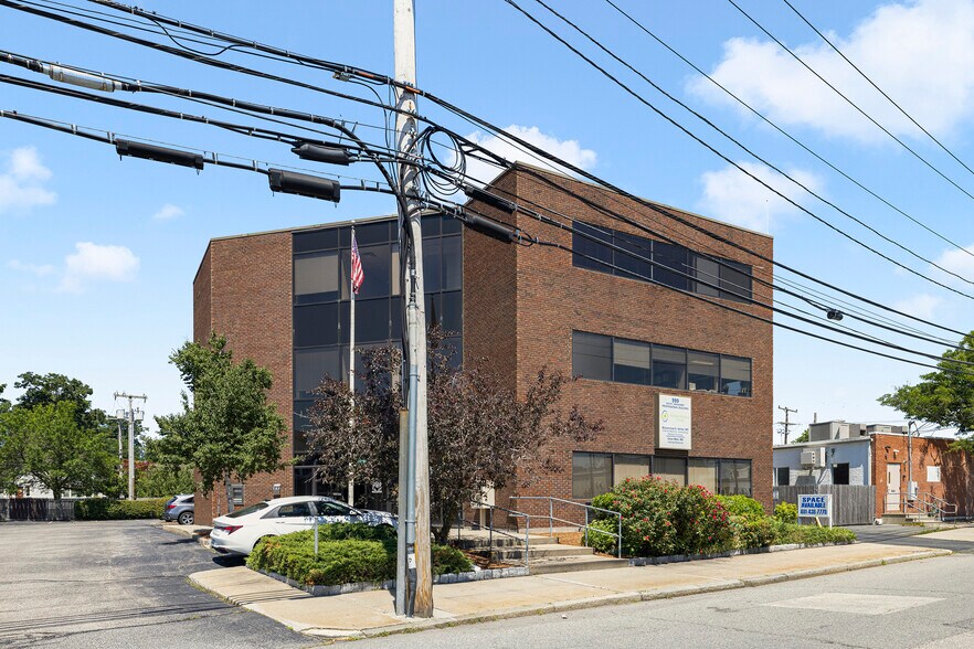 999 S Broadway, East Providence, RI à vendre - Photo de l’immeuble – Image 3 sur 31