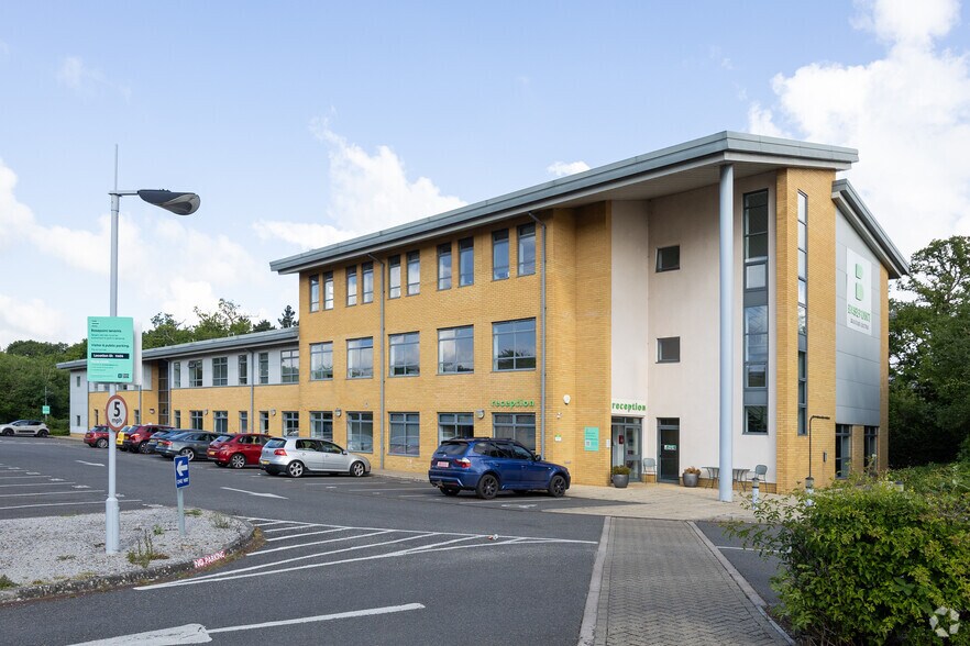 Metcalf Way, Crawley à louer - Photo de l’immeuble – Image 2 sur 3