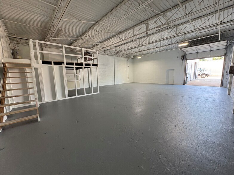 32722 W 8 Mile Rd, Farmington Hills, MI à louer - Photo de l’immeuble – Image 3 sur 4