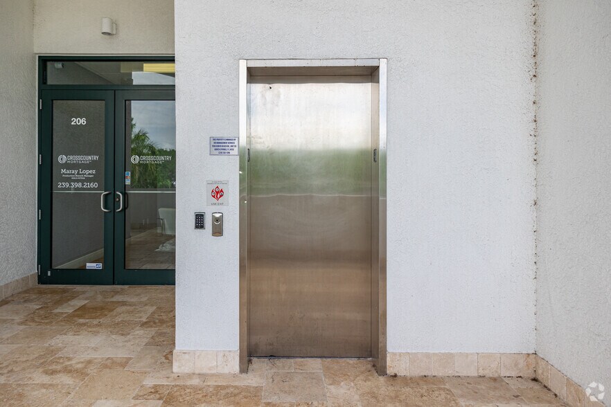 2800 Davis Blvd, Naples, FL à louer - Photo de l’immeuble – Image 3 sur 22