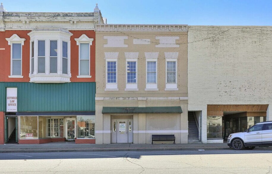 105 W Cherry St, Nevada, MO à vendre - Photo de l’immeuble – Image 1 sur 8